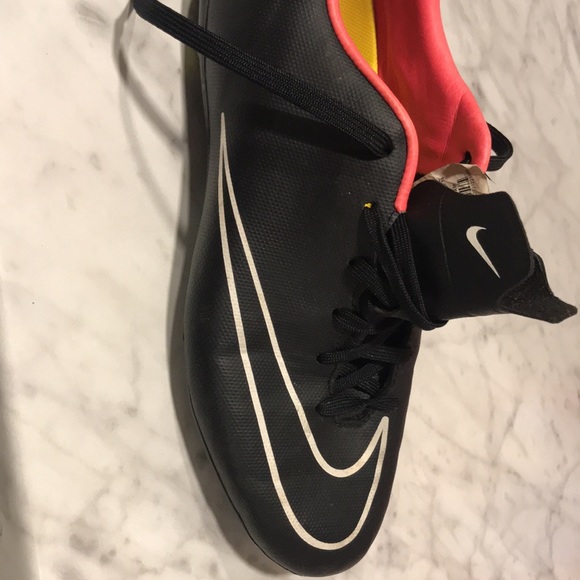 Soccer cleats - Picture 6 of 7